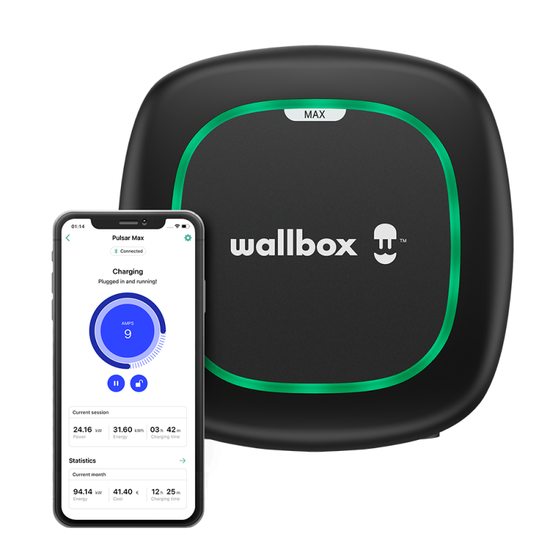 Cargador de coche eléctrico Wallbox Pulsar Max negro junto a un móvil con ejemplo de la aplicación de control; teléfono no incluido.