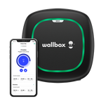 Cargador de coche eléctrico Wallbox Pulsar Max negro junto a un móvil con ejemplo de la aplicación de control; teléfono no incluido.
