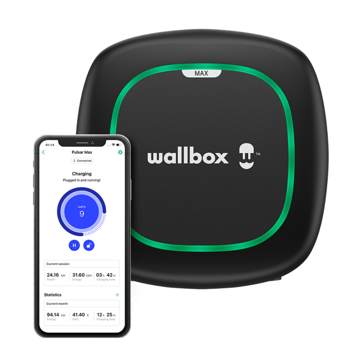Cargador de coche eléctrico Wallbox Pulsar Max negro junto a un móvil con ejemplo de la aplicación de control; teléfono no incluido.
