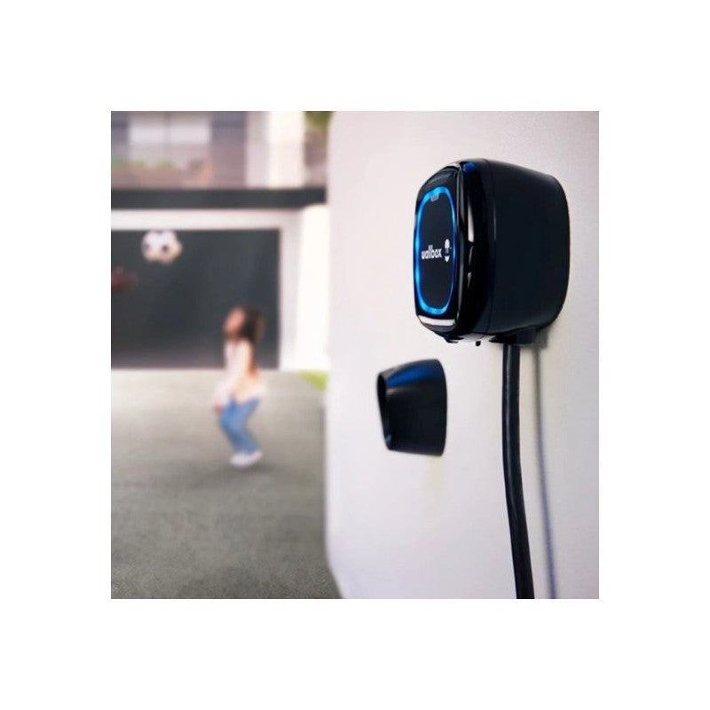 Wallbox Pulsar Max negro de 22 kW instalado en pared; imagen ambiental de catálogo.