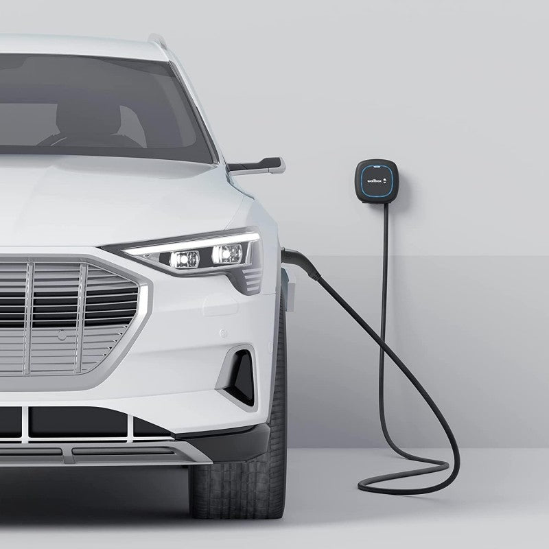 Wallbox Pulsar Max instalado y conectado a un coche eléctrico; imagen ambiental de catálogo.
