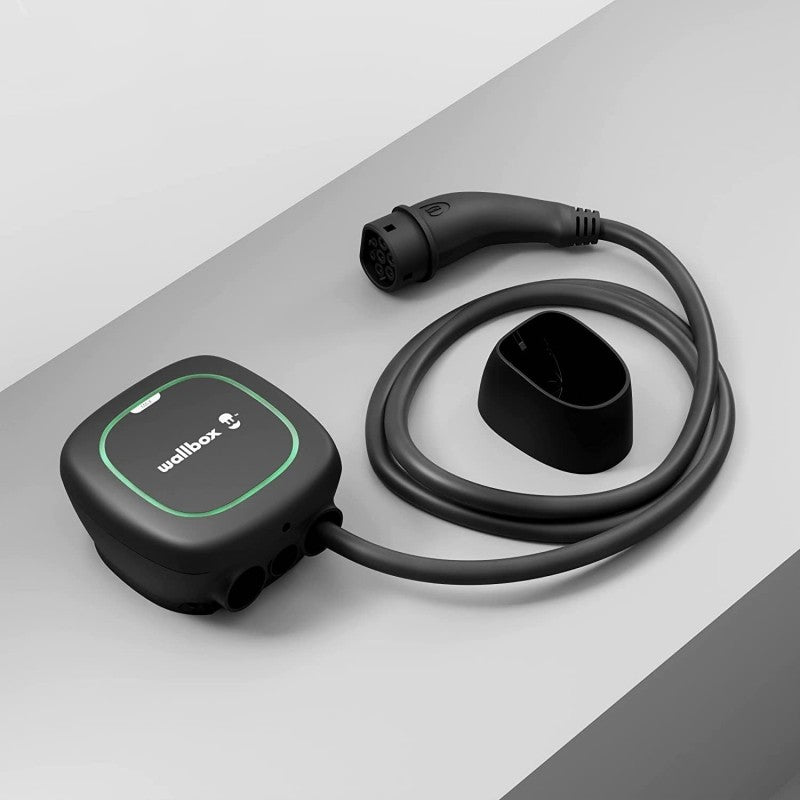 Wallbox Pulsar Max negro con cable Tipo 2; soporte ilustrativo no incluido en el precio.