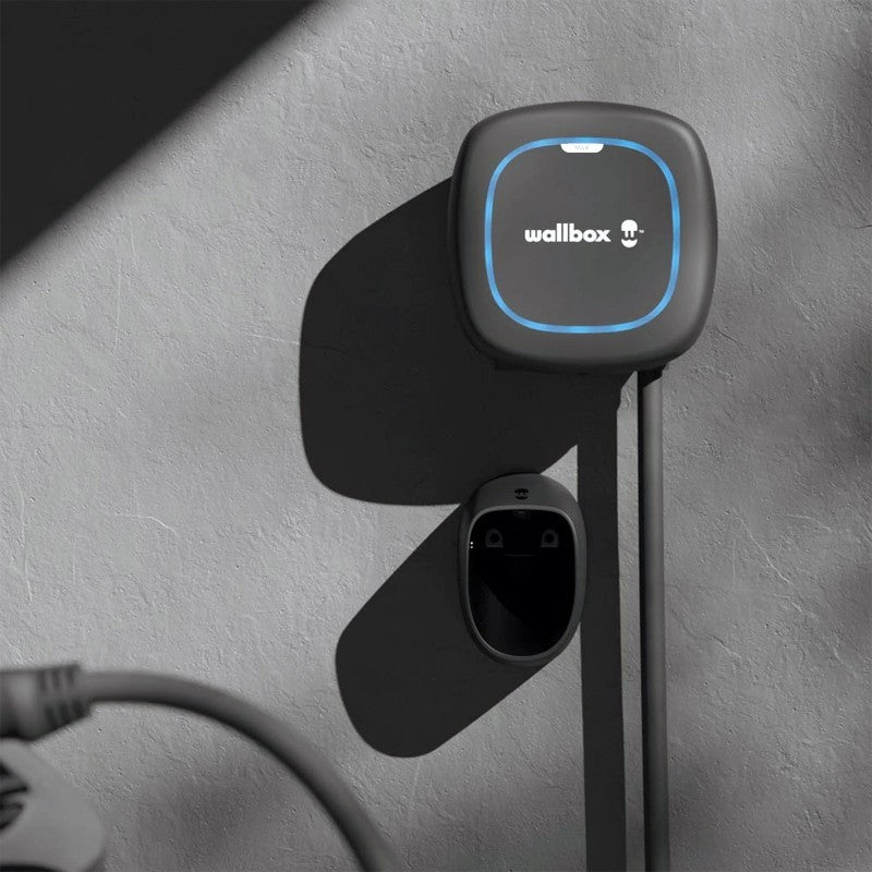 Wallbox Pulsar Max 7,4 kW negro, vista de catálogo del cargador mural con cable Tipo 2.
